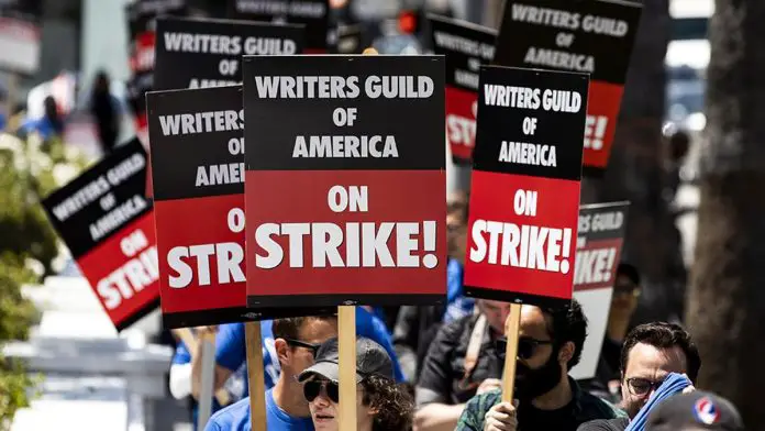 Estudios de Hollywood retomarán conversaciones con guionistas en huelga