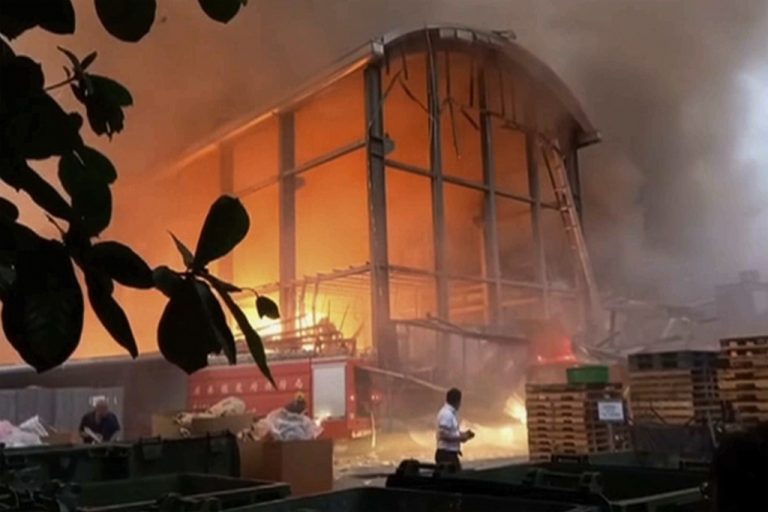 Incendio en fábrica deja nueve fallecidos (+VIDEO Y FOTOS)