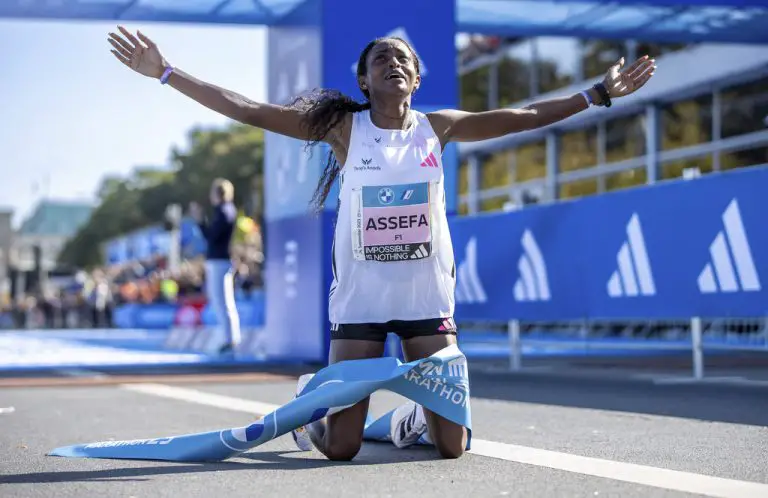 Assefa pulverizó récord mundial del maratón femenino