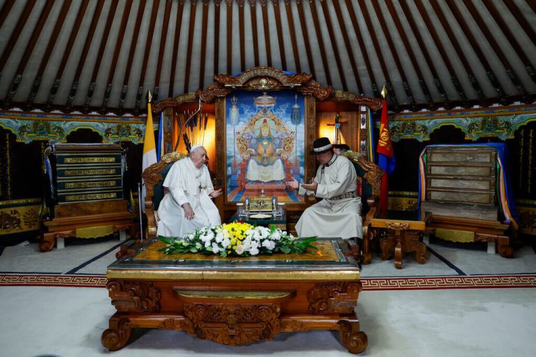 El papa Francisco elogia la libertad religiosa de Mongolia