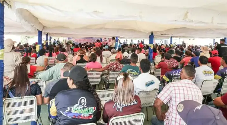 Este viernes, el sector pesquero con más de 800 pescadores de 14 municipios costeros de la entidad se reunieron en la ciudad de Punto Fijo.
