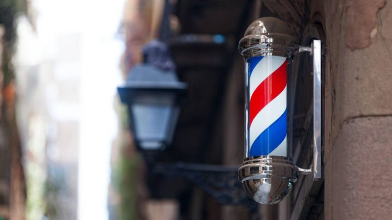 ¿Sabes qué significan los colores del poste frente a muchas peluquerías y barberías?