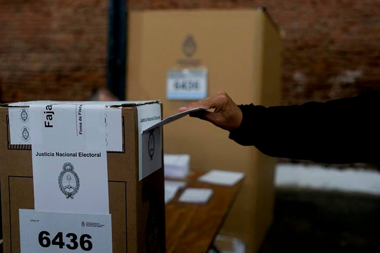Argentina votan en comicios que podrían marcar un cambio de ciclo