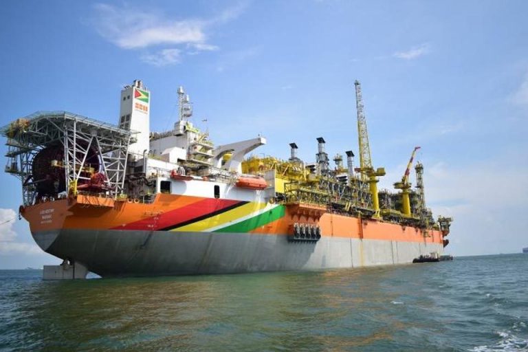 Guyana autoriza perforación petrolera en aguas del Esequibo