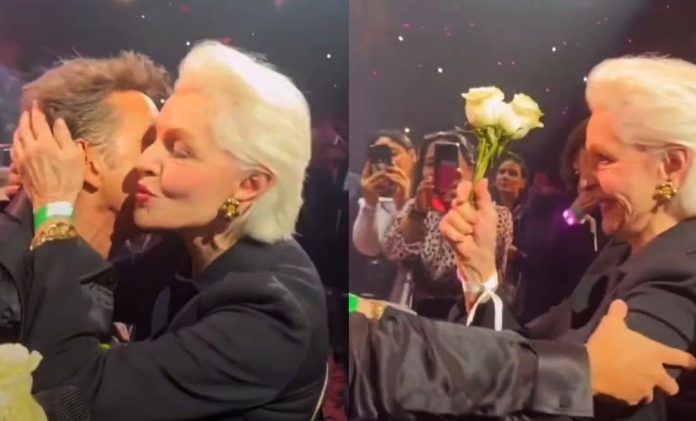 Luis Miguel le dio flores a Carolina Herrera durante concierto