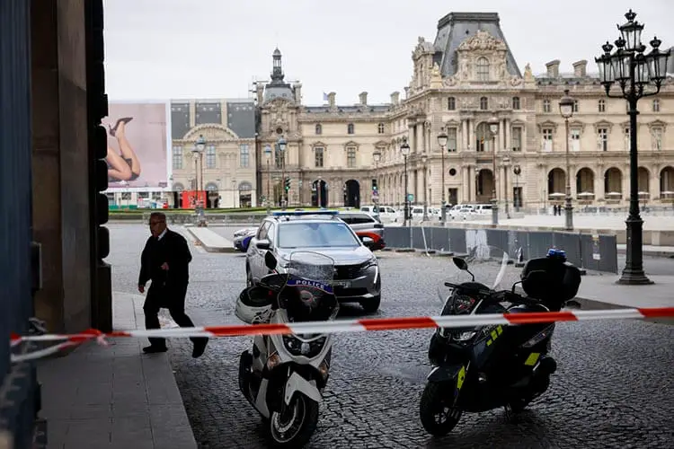 Francia evacúa Museo del Louvre por amenazas de bomba