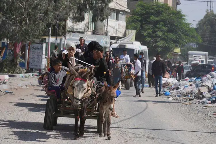 Palestinos huyen mientras Israel hace incursiones en Gaza