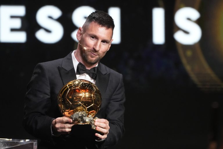 Messi recordó a Maradona al recibir el Balón de Oro