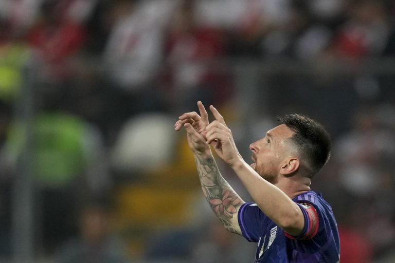 Doblete de Messi afianza a Argentina en la cima