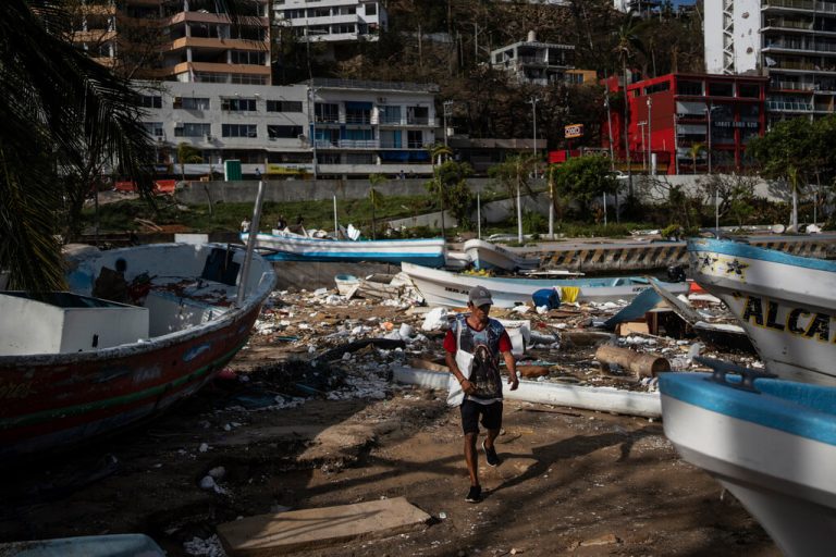 Aumenta a 43 las víctimas por el huracán Otis en México