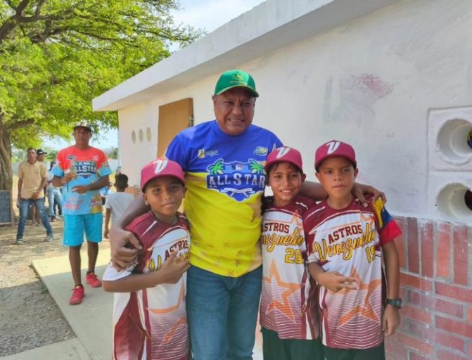 El alcalde del municipio Silva, Osnel Arnías promovió la realización de un juego de las estrellas para respaldar el talento autóctono.