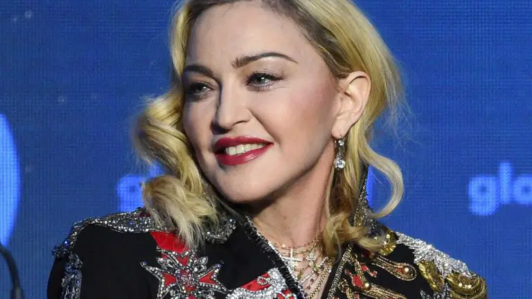 Madonna rompe en llanto tras hablar de la enfermedad que la postró en cama