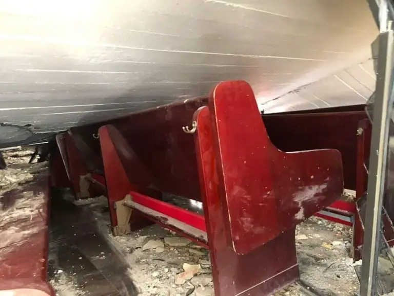 Se desplomó techo de iglesia en plena misa (+VIDEO)