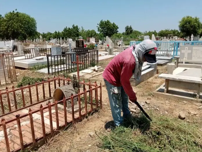 El Cementerio Alí Primera de Coro se preparó para recibir a los familiares que tradicionalmente visitan a sus seres queridos el Día de los Difuntos.