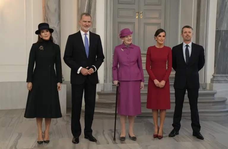 Letizia de España deslumbra en Dinamarca con un look muy elegante
