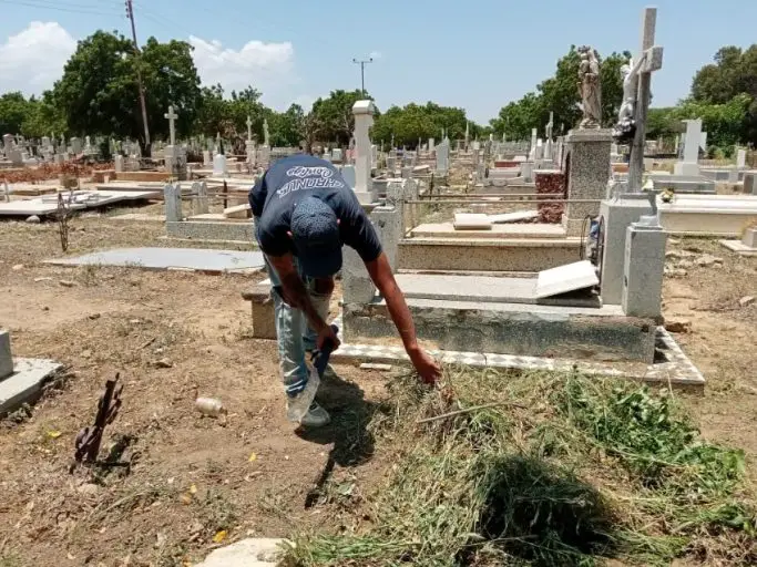 El Cementerio Alí Primera de Coro se preparó para recibir a los familiares que tradicionalmente visitan a sus seres queridos el Día de los Difuntos.