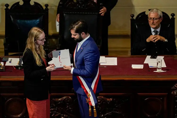 Boric recibe proyecto de nueva Constitución para Chile