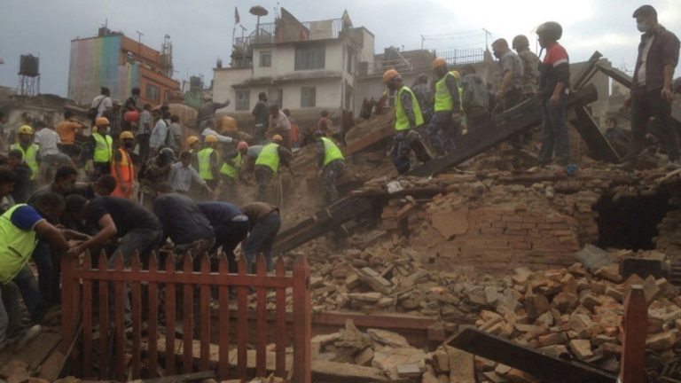 Cifra de muertos tras terremoto en Nepal llega a 157