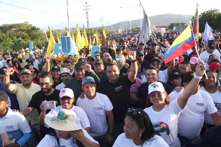 Una nutrida participación se evidenció este jueves en la ciudad de Coro para el cierre de la campaña "Venezuela Toda" como preámbulo del referéndum consultivo.