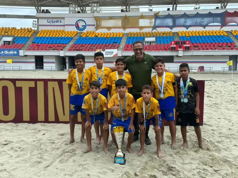 Héroes de Falcón conquistó el campeonato en fútbol de playa