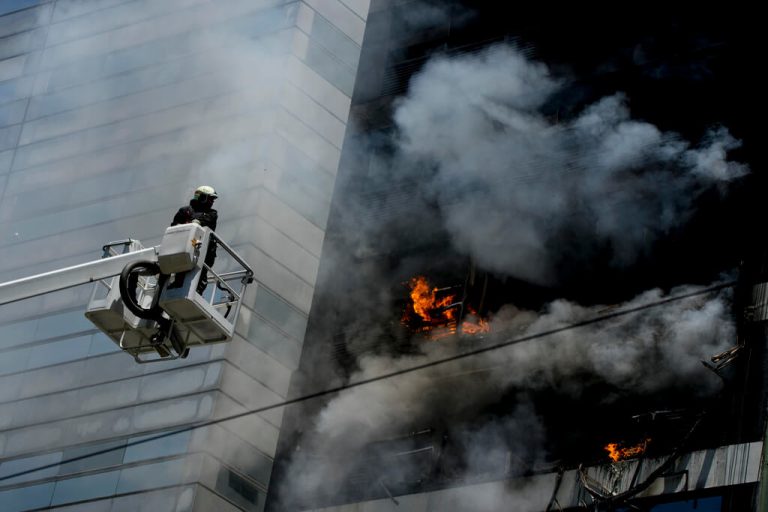 Incendio en edificio de Buenos Aires dejó un muerto y 40 heridos