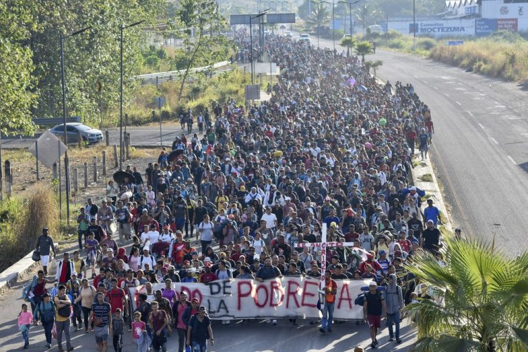Miles de migrantes salen caminando del sur de México