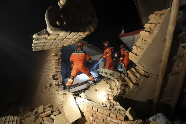 Terremoto en China deja al menos 126 muertos