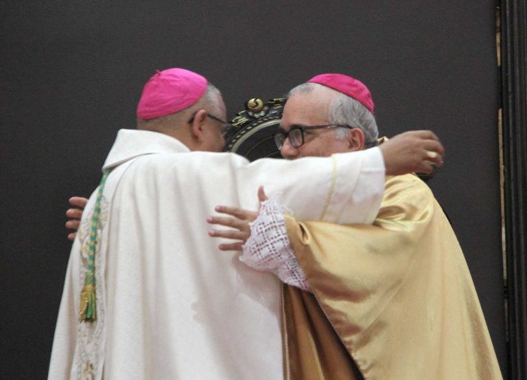 El Obispo Víctor Hugo Basabe asumió la Arquidiócesis de Coro