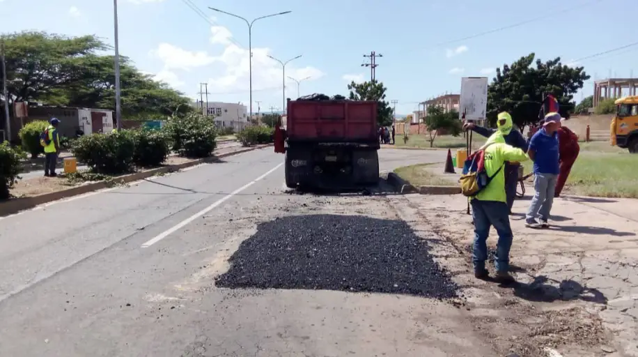 Los trabajos de bacheo se extiende a la avenidas Ramón Antonio Medina, Santa Rosa y a la calle El Tenis de la ciudad capital del estado Falcón.