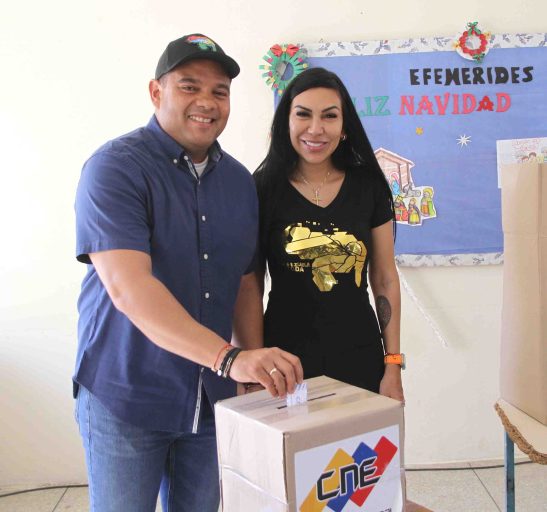 El gobernador, Víctor Clark Boscán, ejerció su derecho al voto desde donde afirmó que el del referéndum el protagonista es el pueblo.