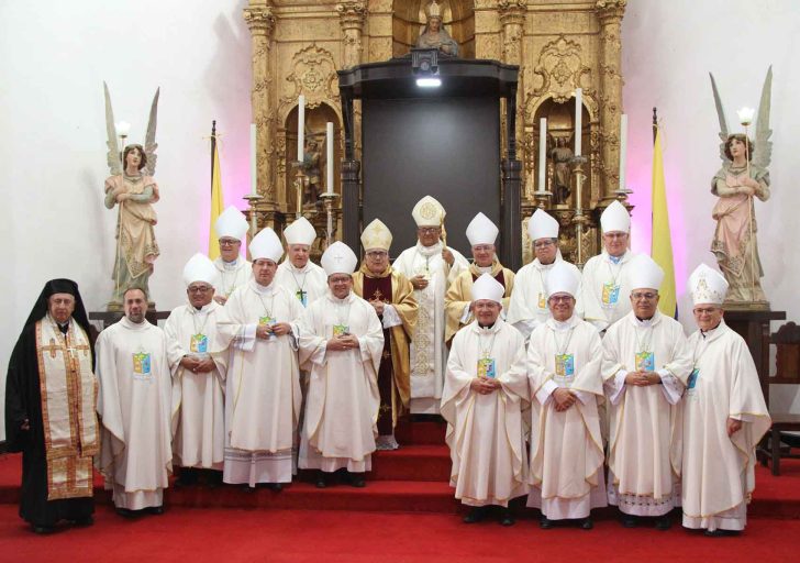 La Arquidiócesis de Coro se visitó este viernes de gala para recibir al nuevo Arzobispo, Monseñor Víctor Hugo Basabe y despedir a Monseñor Mariano Parra.