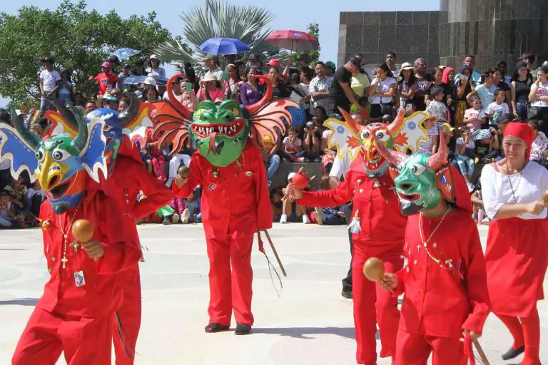Aproximadamente 450 disfraces asistieron al Desfile de los Locos de La Vela efectuado en el paseo Generalísimo Francisco de Miranda como parte de la Fiesta.
