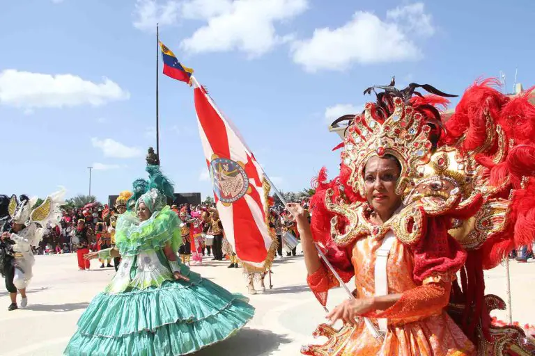 Aproximadamente 450 disfraces asistieron al Desfile de los Locos de La Vela efectuado en el paseo Generalísimo Francisco de Miranda como parte de la Fiesta.