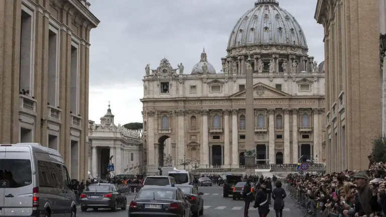 El Vaticano acepta la bendición de parejas homosexuales sin considerarlas matrimonio