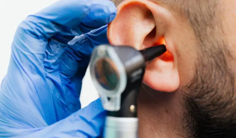 ¿Cuándo la cera de los oídos se convierte en un problema?