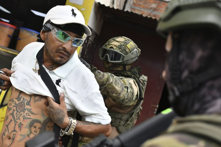 Ecuador: Militares y policías realizan controles en Quito