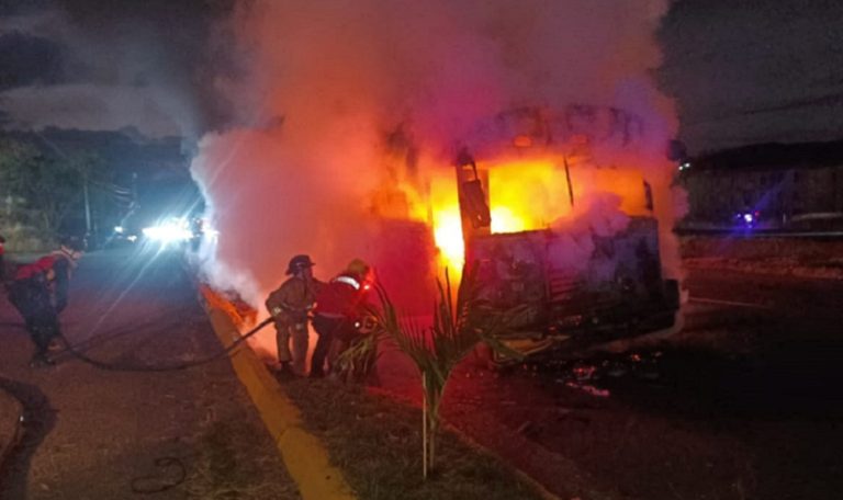 Incendio de autobús dejó dos muertos y 10 heridos (Video)