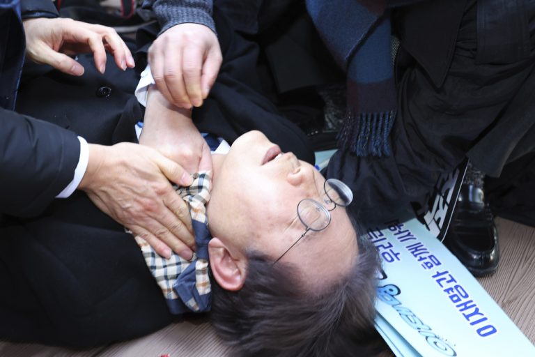Opositor Lee Jae-myung es apuñalado en el cuello (+VIDEO)