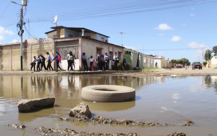 Los vecinos de la avenida principal de Santa María piden a las autoridades una solución eficaz para el colapso de aguas negras.