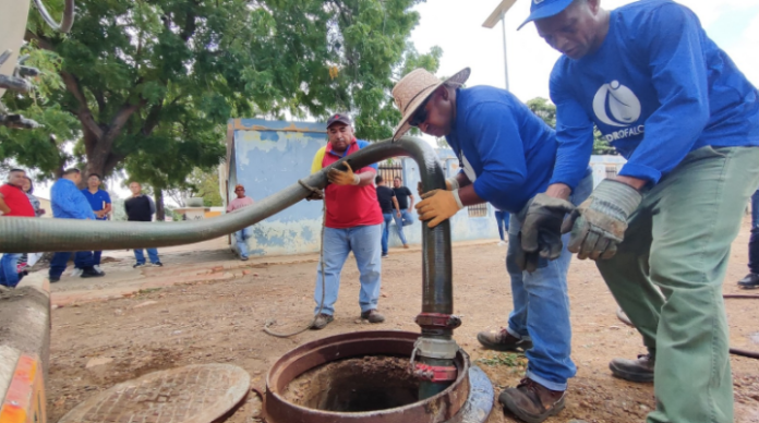 Enfocados en fortalecer los servicios públicos de Falcón, la Hidrológica regional, atendió casos del 1×10 del Buen Gobierno, en cuanto a aguas servidas en el municipio Colina.