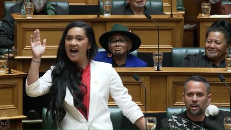 Diputada sorprende con ritual en pleno Parlamento de Nueva Zelanda (VIDEO)
