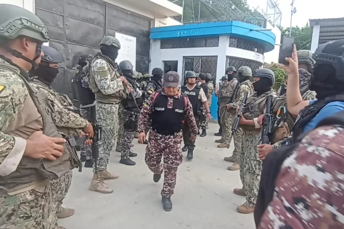 Ecuador: Liberan 150 rehenes y controlan motines en cárceles