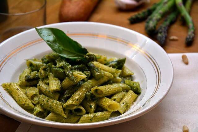 Espaguetis con pesto de espárragos, una receta que amarás