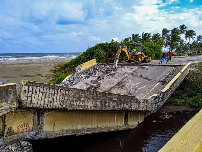 Gobernador de Falcón supervisa trabajos en puente Aragüita