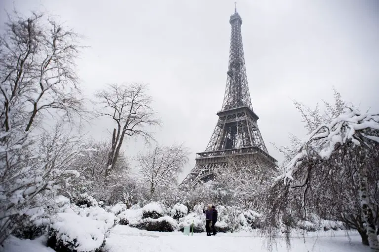 Un muerto y tres regiones bajo emergencia en Francia a causa del frío