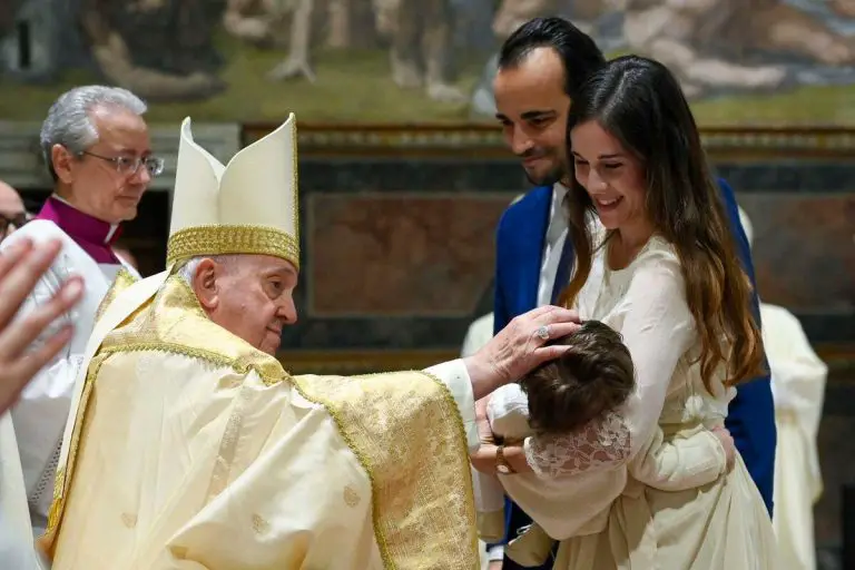 Papa Francisco bautiza a 16 niños en la capilla Sixtina