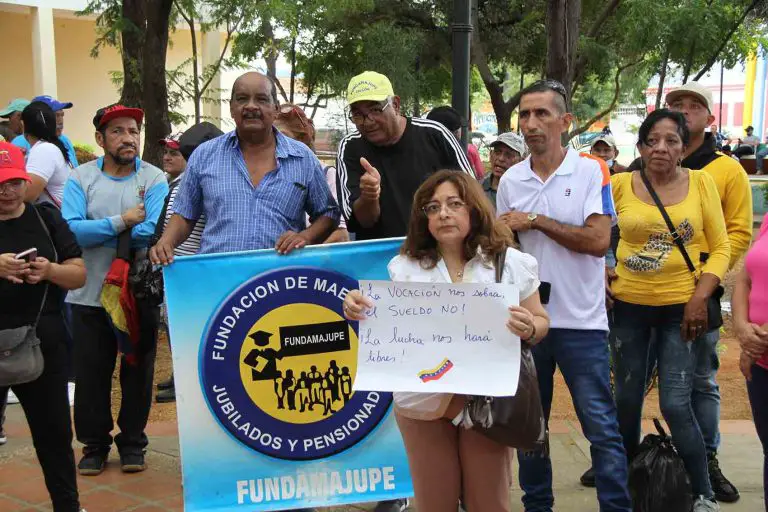 Este martes los sindicatos y federaciones del sector educativo del estado Falcón protagonizaron una protesta cívica por salarios dignos a 361 días sin aumento.