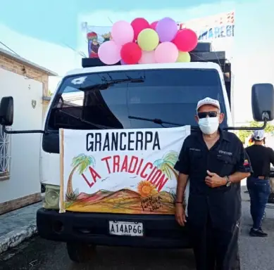 Los Locos de Cumarebo acompañan la llegada de los Día de los Reyes Magos este 6 de enero en el municipio Zamora para alegrar a propios y visitantes.