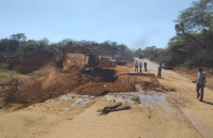 Una comisión de trabajo inspeccionó los avances de la intervención vial que realizan en la quebrada “La Leche” de la parroquia Zazárida del municipio Buchivacoa.