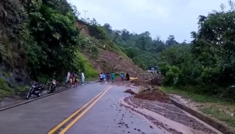 Derrumbe de vía deja 18 muertos en Colombia (VIDEO)